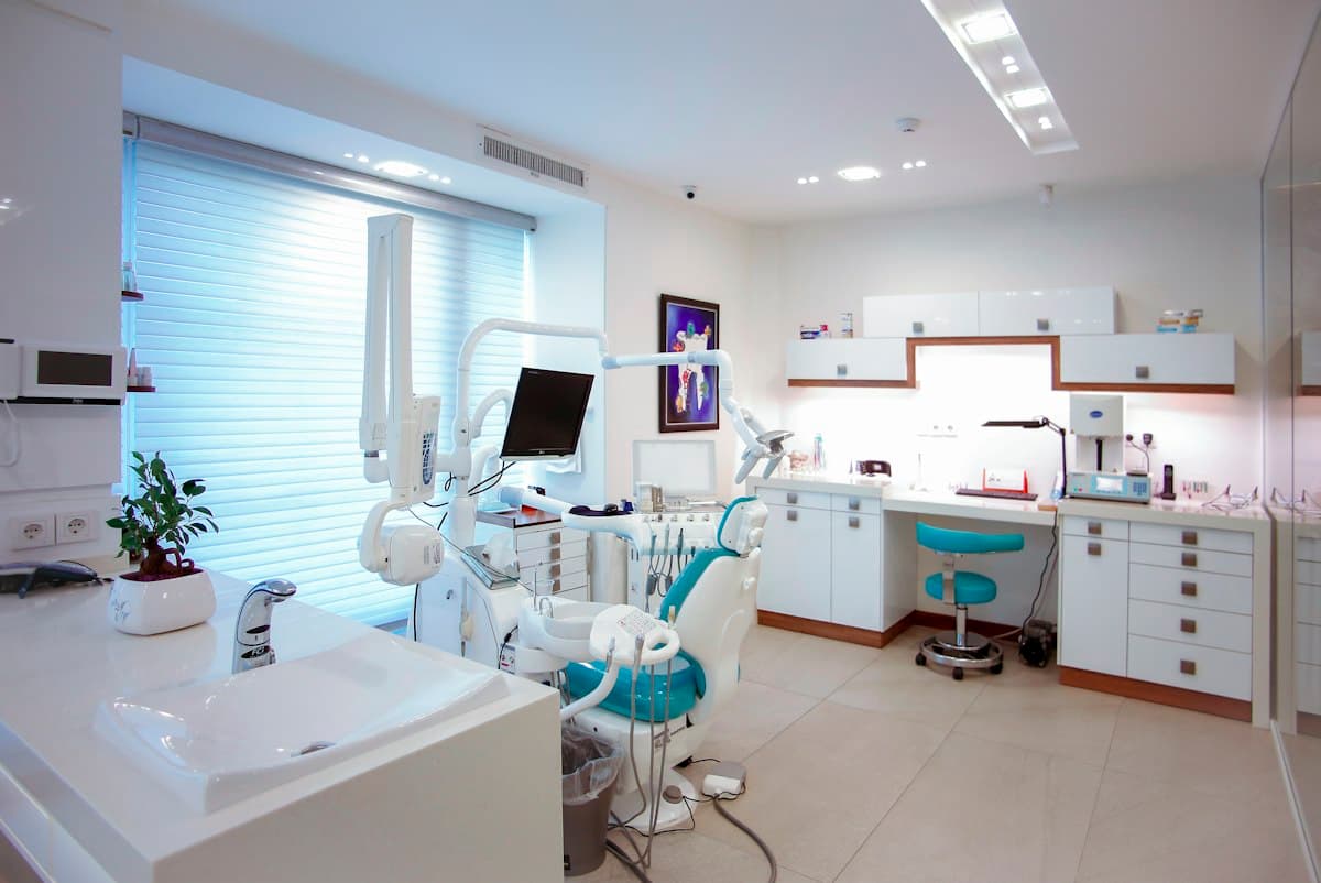 Sillón de consultorio dental en una clínica limpia y moderna