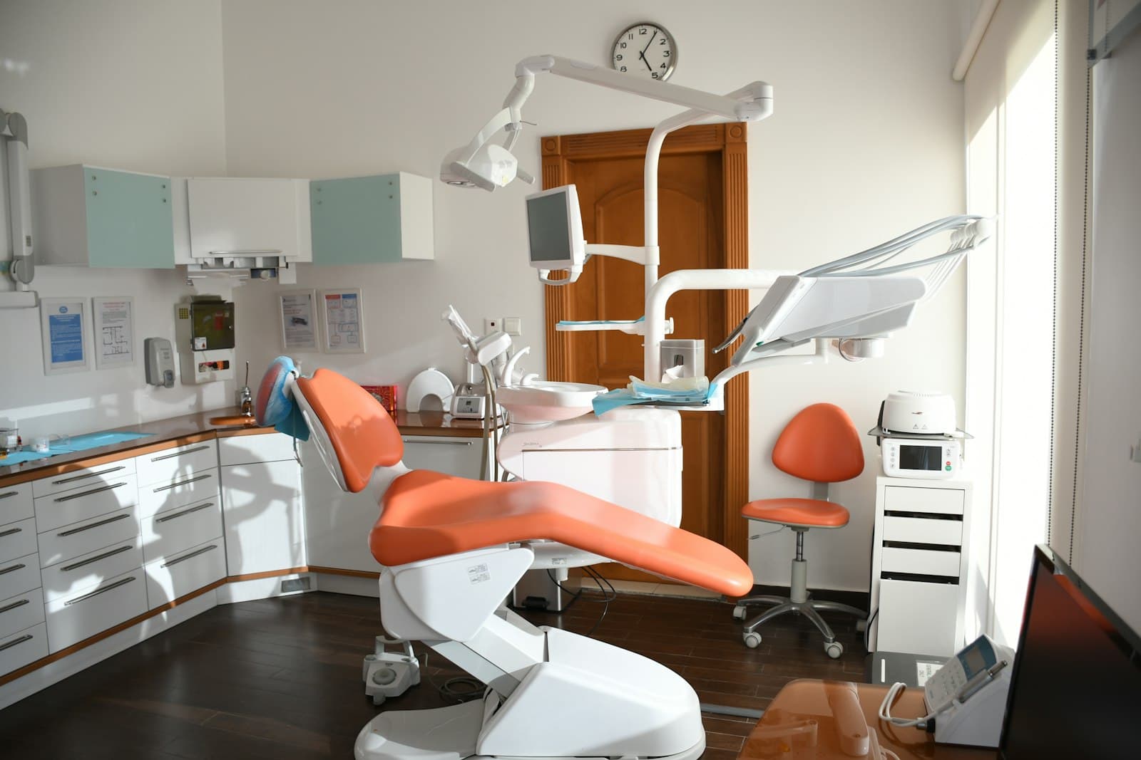 Sillón y lámpara de un consultorio dental