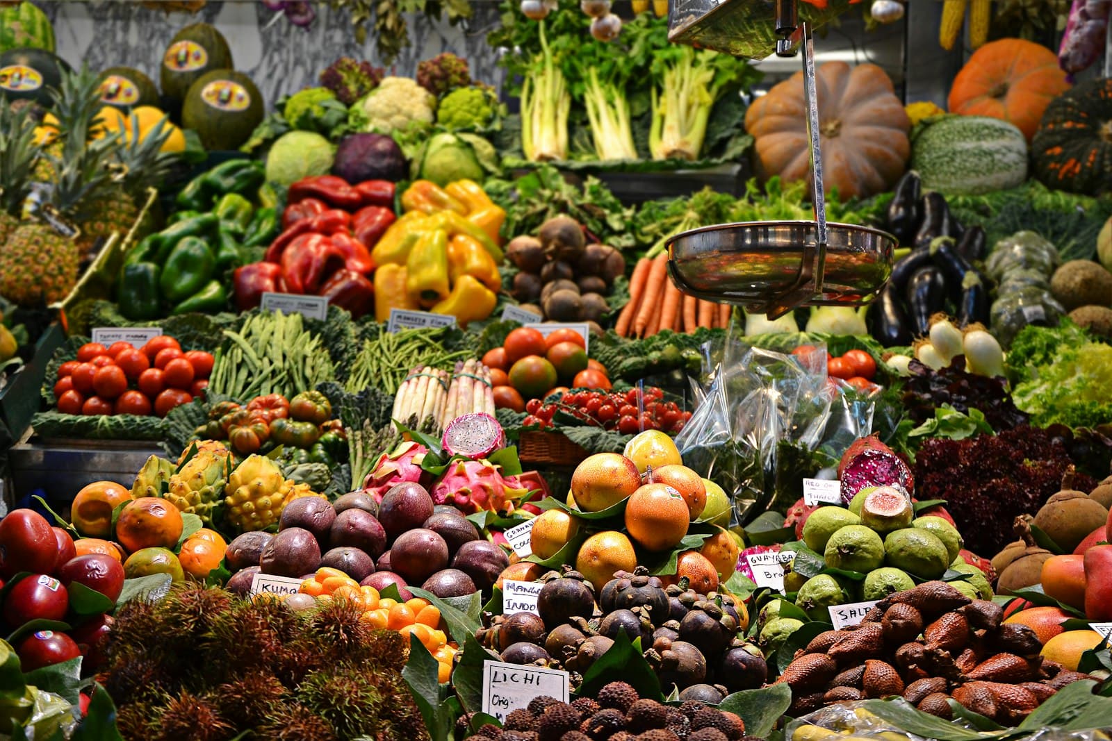 Puesto de frutas y verduras en un mercado de abasto